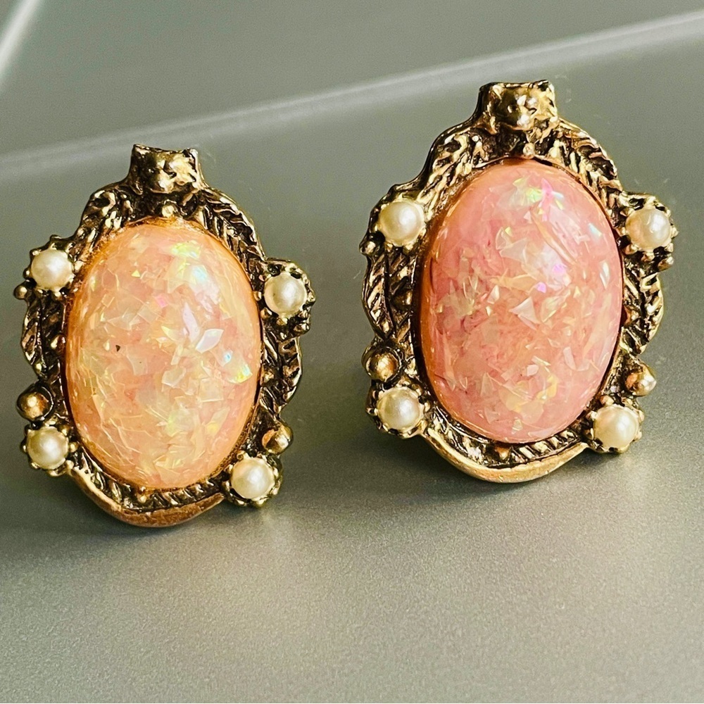 Vintage Selro Confetti Pink Faux Opal, Pearls Retro Gold Tone Clip On Ea…